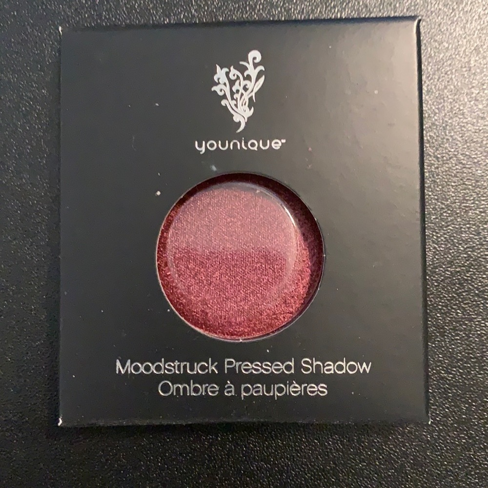 Younique Pressed Shadow - Metallic dark raspberry